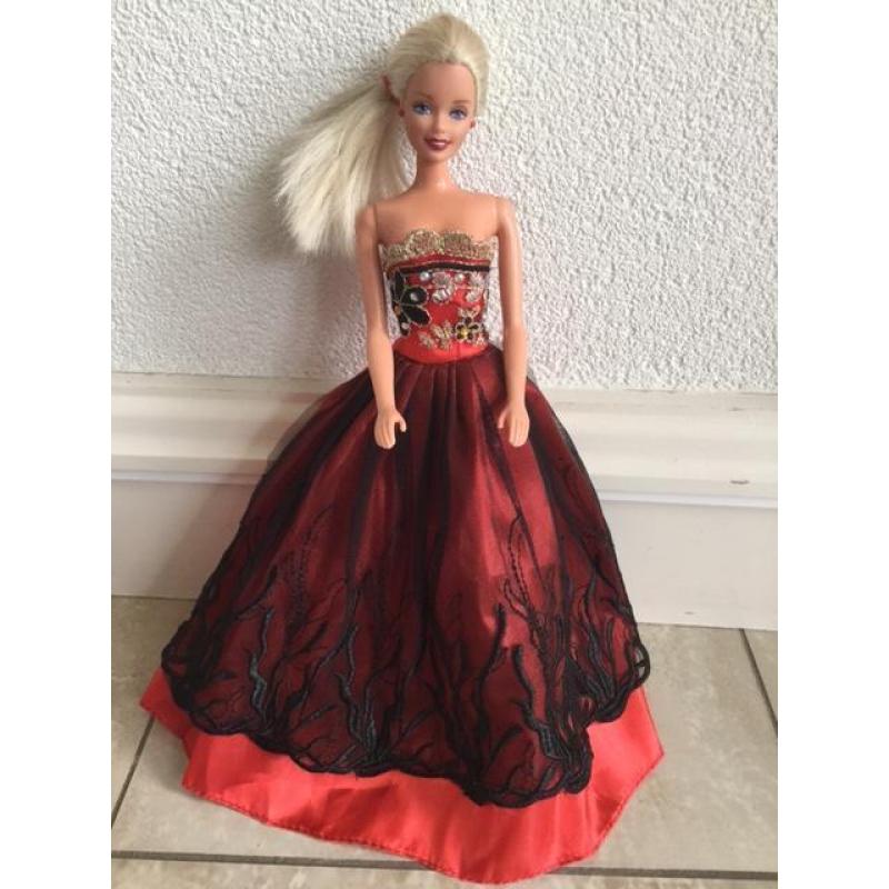 Barbie pop met jurk en schoentjes rood