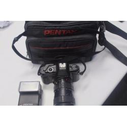 F095-Pentax P30n met A zoom 28-80mm 3.5-4.5 lens en flitser.