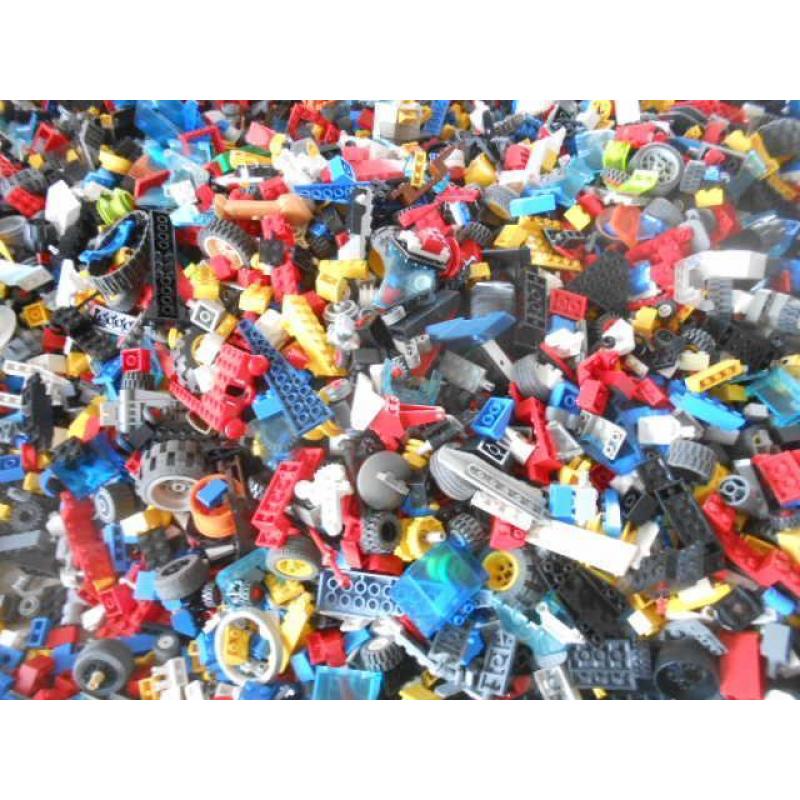 ca. 9 kg ongesorteerde lego, geen mini figuren