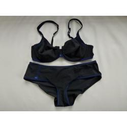 Splinternieuw!! Setje lingerie La Perla. 75B slip 38. Zwart.