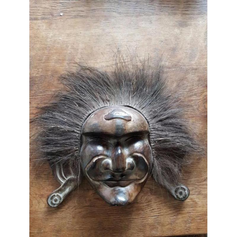 Houten masker met haar