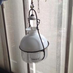 Antieke witte hanglamp met kraaltjes