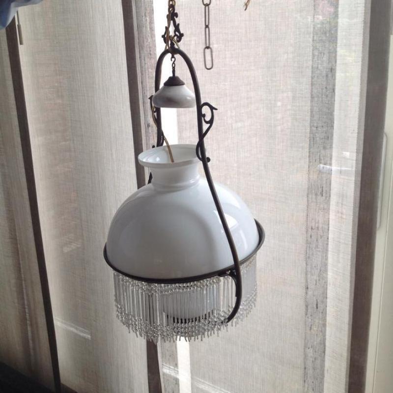 Antieke witte hanglamp met kraaltjes