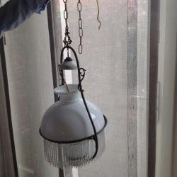 Antieke witte hanglamp met kraaltjes