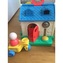 Fisher price speelhuis met 2 poppetjes en auto