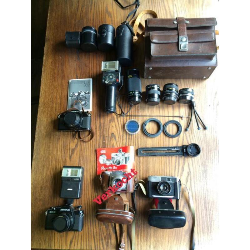 Drie vintage fototoestellen / camera's, incl. accessoires