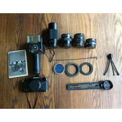 Drie vintage fototoestellen / camera's, incl. accessoires