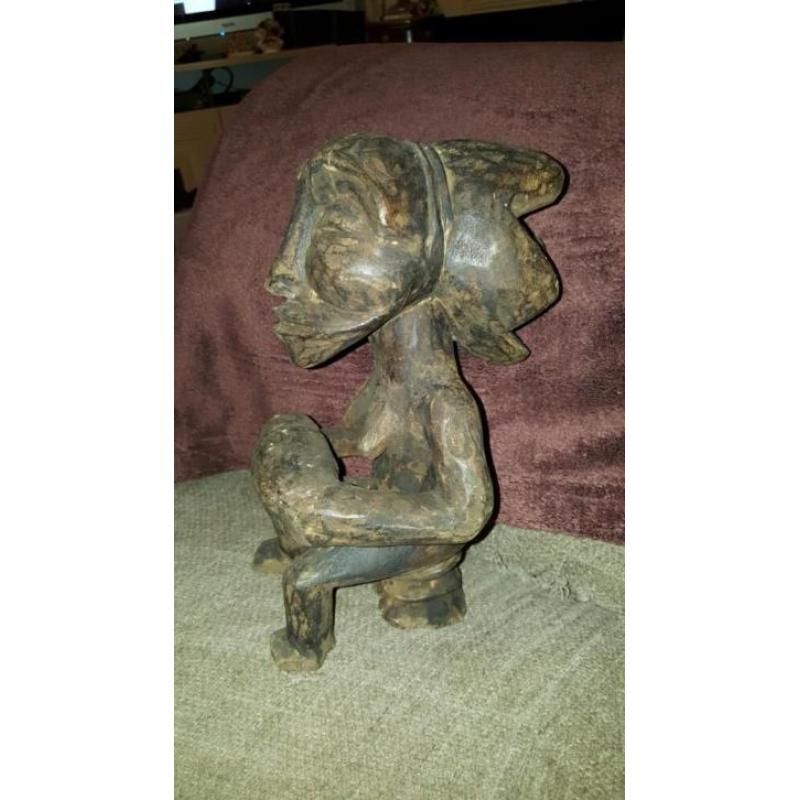 Antieke Afrikaanse handgemaakte houten beeld. Lengtese: 28cm