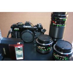 Canon camera AE-1 met lenzen, flitser en opbergkoffer