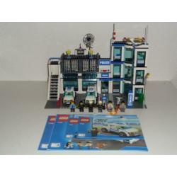 Lego 7498 Police Station met boekjes Als nieuw