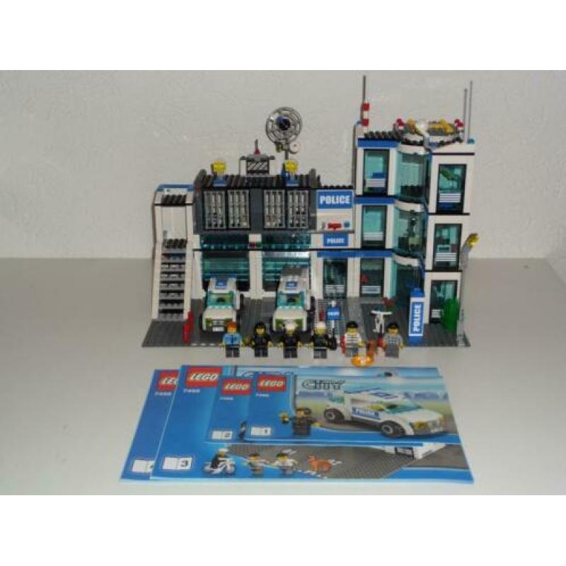 Lego 7498 Police Station met boekjes Als nieuw