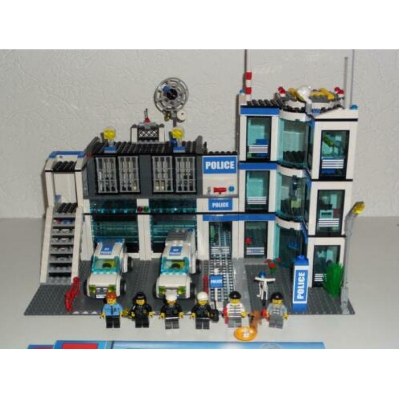 Lego 7498 Police Station met boekjes Als nieuw