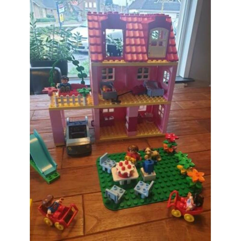 Duplo huis en vele extra's (auto, meubels, poppetjes, glijba