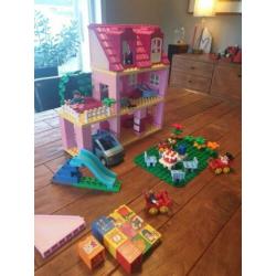 Duplo huis en vele extra's (auto, meubels, poppetjes, glijba