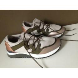 sneakers; beige+legergroen+rose goudkleur hak pull&bear 37