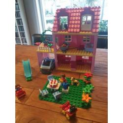 Duplo huis en vele extra's (auto, meubels, poppetjes, glijba