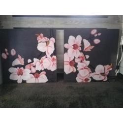 Twee schilderijen met roze bloemen op linnen geschilderd