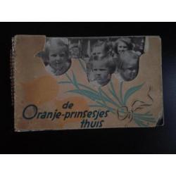 Erg oud boekje van de oranje prinsesjes thuis uit ca.1950