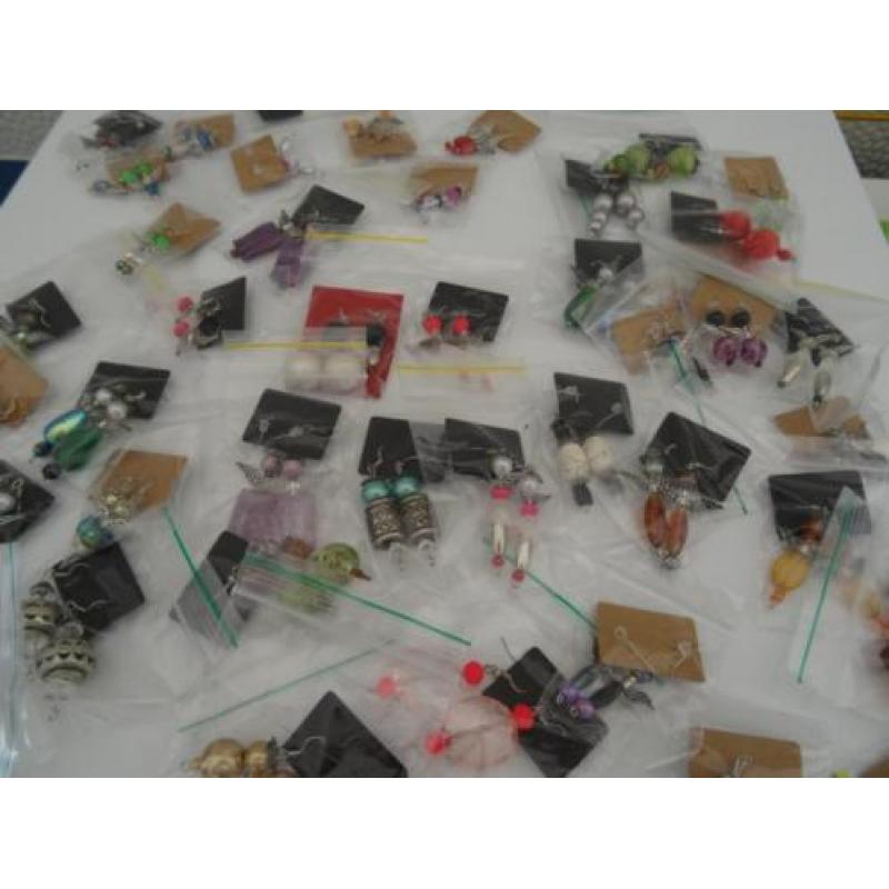280 handgemaakte sleutelhangers en oorbellen apart verpakt