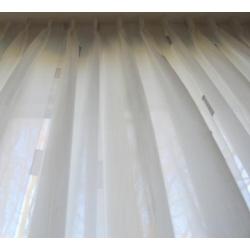45. Roomwitte inbetween gordijnen met verticale transparante