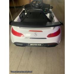 nette witte bestuurbare auto AMG editie